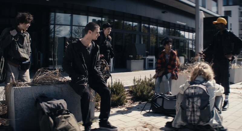 Freja (Karla Nina Diedrich, l.) ist nicht sicher, wie lange sie die Gruppe noch zusammenhalten kann (v.l. n.r. Aaron Hilmer, Antonie Lawrenz, Safinaz Sattar, Noemi Nicolaisen, Sylvain Mabe). – Bild: ZDF und Syrreal Entertainment/​Christian Alvart