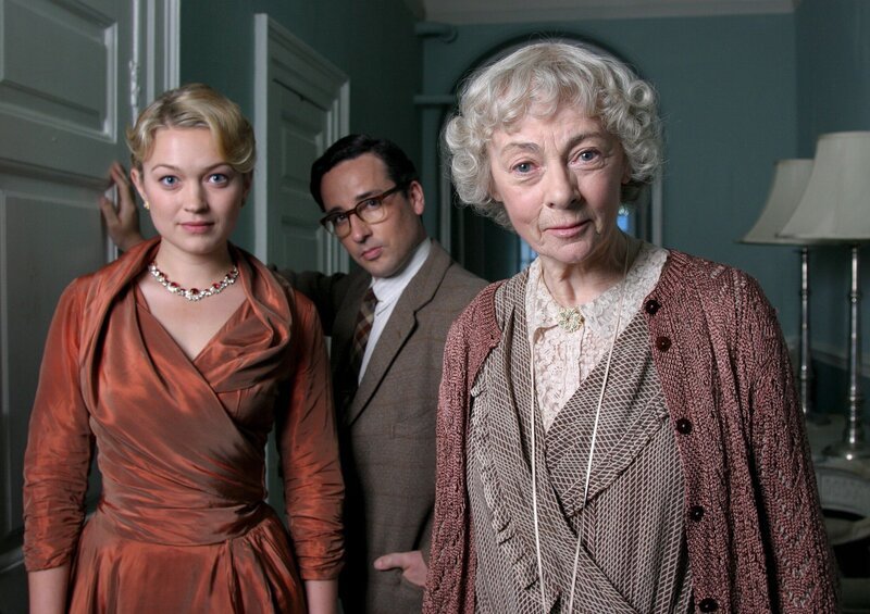 v.li.: Gwenda Halliday (Sophia Myles), Hugh Hornbeam (Aidan McArdle), Miss Jane Marple (Geraldine McEwan). – Bild: ProSiebenSat.1 Media SE