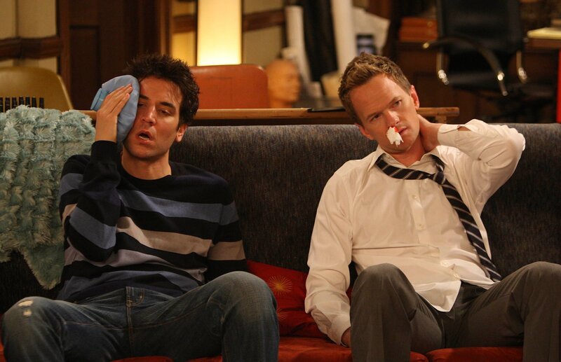 Als Barney (Neil Patrick Harris, r.) und Ted (Josh Radnor, l.) merken, dass die Geschichte mit Robin und Don etwas Ernstes ist, verspüren beide den dringenden Wunsch, Robin wiederzuhaben und streiten sich um sie wie zwei kleine Jungs um ein Spielzeug … – Bild: 20th Century Fox International