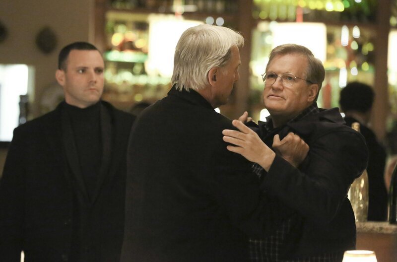 Drew Carey (John Ross), Mark Harmon (Leroy Jethro Gibbs) – Bild: PLURIMEDIA (CBS Broadcasting Inc.)