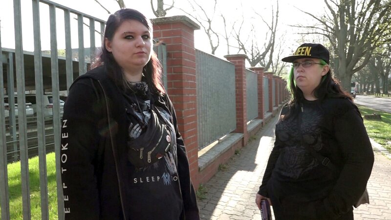 Die 24-jährige Nicole (li.) hat durch ihren Bandscheibenvorfall vor sieben Monaten ihren Job als Reinigungskraft verloren. Durch einen Gutachter vom Arbeitsamt soll ihr der Wiedereinstieg in die Arbeitswelt geebnet werden. Zur Unterstützung hat sie ihre Schwester Jana im Schlepptau. – Bild: RTLZWEI