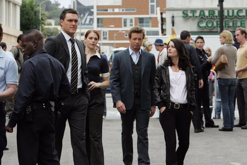 Versuchen den Mord an dem Hollywood-Produzenten Felix Hanson aufzudecken: Wayne (Owain Yeoman, l.), Grace (Amanda Righetti, 2.v.l.), Patrick (Simon Baker, 2.v.r.) und Teresa (Robin Tunney, r.) … – Bild: ProSiebenSat.1 Media SE