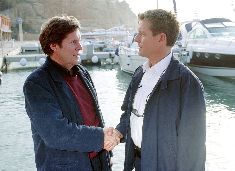 Dr. Stefan Frank (Sigmar Solbach, li.) lernt auf Mallorca Jan Fehrmann (Nick Wilder), Leiter der S.O.S. Barracuda, kennen. – Bild: RTLplus /​ Frank Hempel