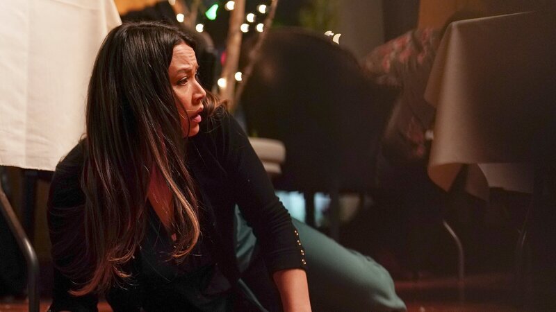 Officer Lucy Chen (Melissa O’Neil) muss plötzlich in Deckung gehen, als Schüsse im Restaurant fallen. – Bild: ZDF und Ser Baffo