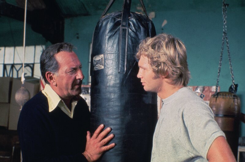 Der Profiboxer Luke Stokes stirbt nach einem Meisterschaftskampf gegen seinen Konkurrenten Ray Ringo an einer Gehirnverletzung. Stokes Witwe Laura glaubt jedoch, dass ihr Mann ermordet wurde. Sie kann Quincy (Jack Klugman, l.) dazu bewegen, sich des Falles anzunehmen. – Bild: Turner /​ (c) Universal Studios