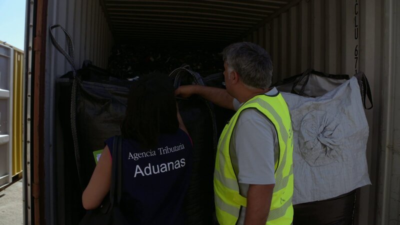 The customs officer inspects the contents of the container. – Bild: Warner Bros. Discovery