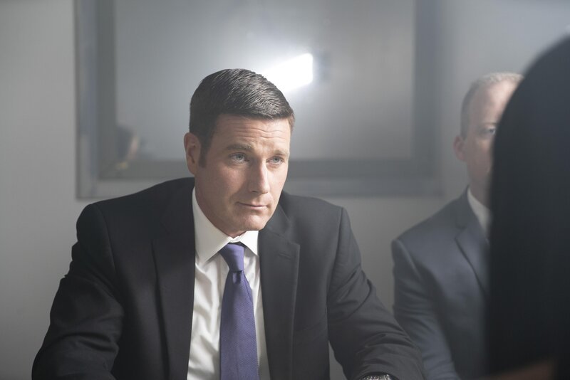 Der fleißige Familienvater Douglas Warren stolpert mit einer Schusswunde am Hals in eine Bar in der Innenstadt und blutet auf dem Boden aus. – Bild: Jupiter Entertainment, 2018 Lizenzbild frei