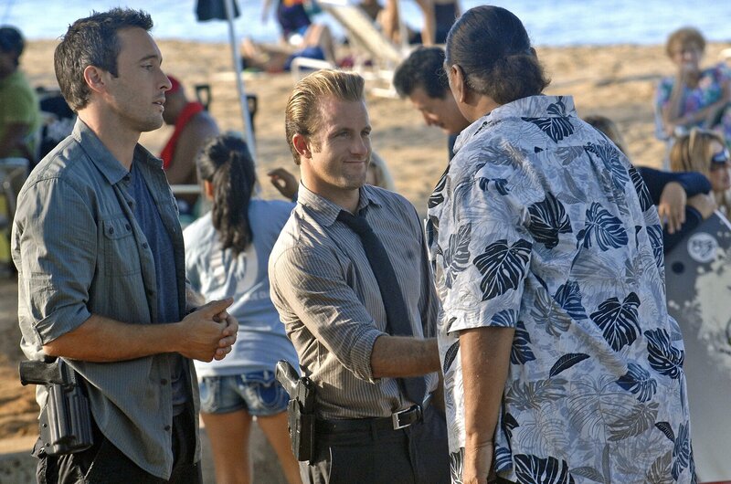 Nachdem bei Steve (Alex O’Loughlin, l.) eingebrochen worden ist und dann auch noch seine Schwester entführt wurde, versucht er gemeinsam mit Danny (Scott Caan, M.), Chin und Kono alles, um sie zu finden. Doch wird Mamo (Al Harrington, r.) ihnen weiterhelfen können? – Bild: CBS Studios Inc.