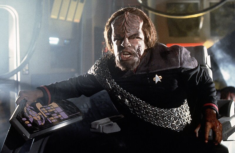 Lieutenant Commander Worf (Michael Dorn) ist der erste Klingone im Dienst der Sternenflotte. – Bild: TM & Copyright PARAMOUNT PICTURES CORPORATION. All rights reserved.