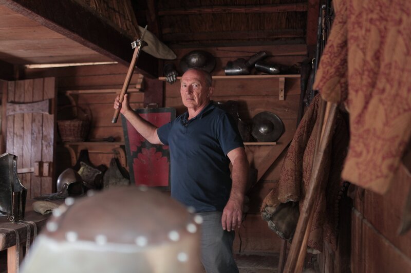 Der Kriegshammer ist im Mittelalter eine der wenigen Waffen, die dem Ritter gefährlich werden können. Experte Mike Loades demonstriert den Kriegshammer in der Waffenkammer des Middelaldercentret (Dänemark). – Bild: ZDF/​Vivien Schwarzenberg