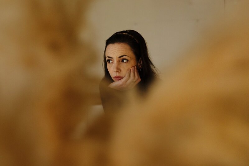 Die Diagnose Depression bekommt Michelle mit 19. Seitdem verläuft ihre Krankheit in Wellen. – Bild: Simon Koy /​ ZDF