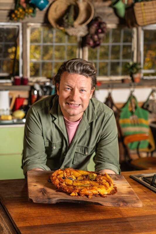 Jamie Oliver mit einer Birnen-Tarte-Tatin. – Bild: ORF/​Fremantle/​Jamie Oliver Enterprises Ltd/​Chris Terry