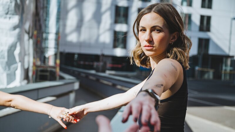 Lorena (28) hat sich von ihrem Partner getrennt, weil sie sich in eine Frau verliebt hat. – Bild: 3sat