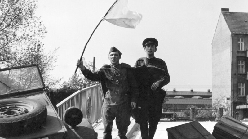 rbb Fernsehen ICH WAR NEUNZEHN, „Spielfilm DDR 1968“, zum 100. Geburtstag von Konrad Wolf (20.10.1925), am Samstag (18.10.25) um 23:30 Uhr. Die Parlamentäre Leutnant Gregor Hecker (Jaecki Schwarz, li.) und Hauptmann Wadim Geiman (Wassili Liwanow) versuchen, die Kapitulation der Zitadelle Spandau zu verhandeln. (Lizenzzeit. 17.09.2025 bis 17.11.2025) – Bild: rbb/DEFA-Stiftung/Bergmann/Ebert/Sperberg rbb Fernsehen ICH WAR NEUNZEHN, „Spielfilm DDR 1968“, zum 100. Geburtstag von Konrad Wolf (20.10.1925), am Samstag (18.10.25) um 23:30 Uhr. Die Parlamentäre Leutnant Gregor Hecker (Jaecki Schwarz, li.) und Hauptmann Wadim Geiman (Wassili Liwanow) versuchen, die Kapitulation der Zitadelle Spandau zu verhandeln. (Lizenzzeit. 17.09.2025 bis 17.11.2025) – Bild: rbb/DEFA-Stiftung/Bergmann/Ebert/Sperberg