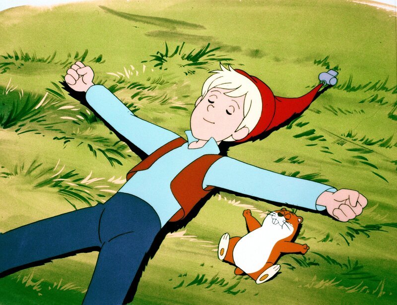 Nils und Krümel aalen sich auf einer Wiese in der Sonne. – Bild: ORF/​Apollo Filmverleih