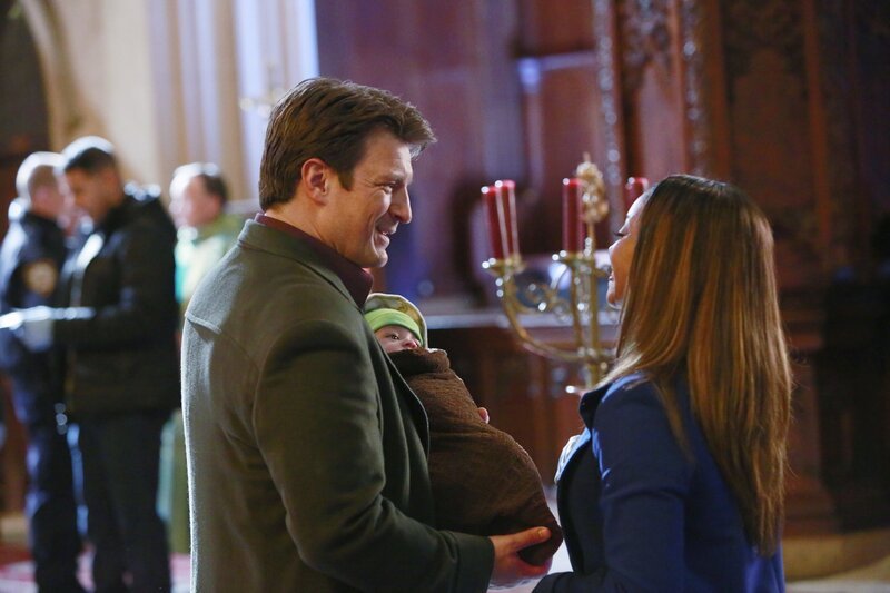 Ein sterbender Mann lässt ein Baby bei einem Priester zurück. Wem gehört das Kind? Und was war die Todesursache des Mannes? Lanie (Tamala Jones, r.) und Richard (Nathan Fillion, l.) wollen Antworten auf diese Fragen finden … – Bild: American Broadcasting Companies, Inc. All rights reserved.