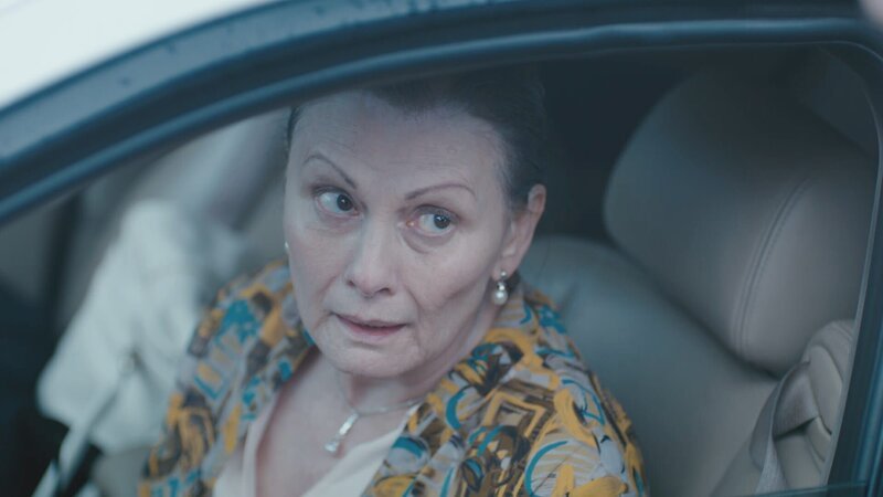 Melissa sitting in the car. – Bild: TLC