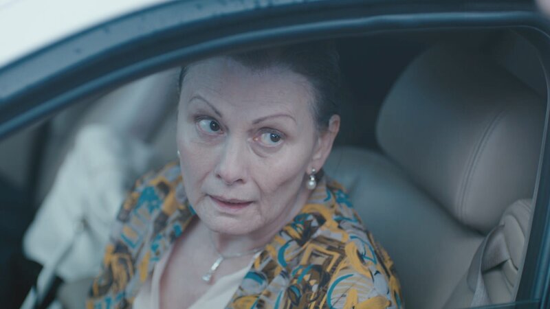 Melissa sitting in the car. – Bild: TLC