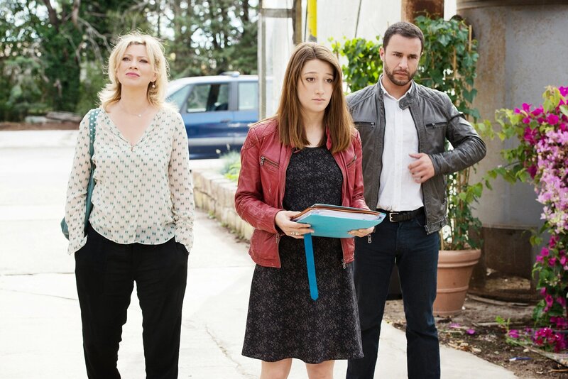 Candice Renoir (Cécile Bois, l.), Chrystelle Da Silva (Gaya Verneuil, M.) und Antoine Dumas (Raphaël Lenglet, r.) ermitteln im Mordfall Aurélie Lafont. Diese war Beraterin in einem Jobcenter und hat sich um die Vermittlung von Straftätern gekümmert. – Bild: Fabien Malot /​ Boxeur de lune /​ Telfrance