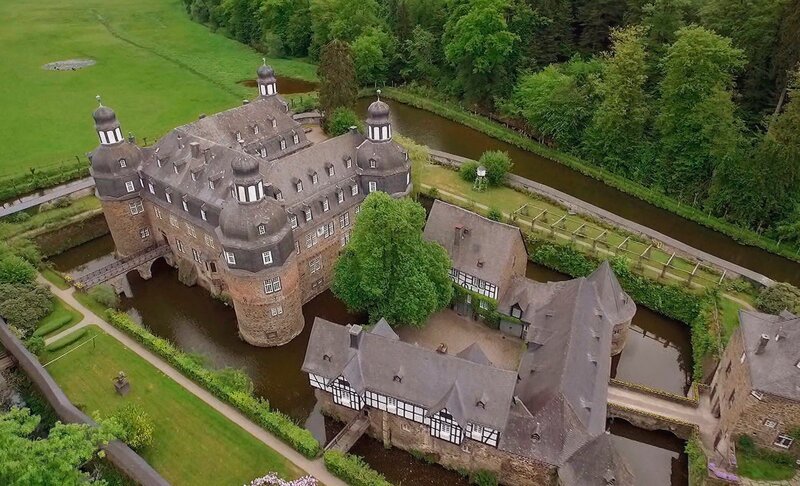 Märchenhaft: Schloß Crottorf – Grafensitz im Wildenburger Land. – Bild: BR/​SWR