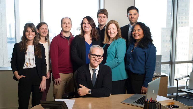 Jess Cagle with his People Magazine team. – Bild: Discovery Communications /​ Scott Gries
