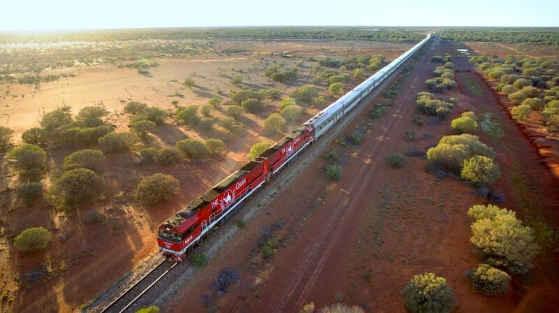 Der Ghan kann bis zu 700 Meter lang sein und wird von zwei Lokomotiven gezogen. – Bild: phoenix/​ZDF/​Renegade Pictures