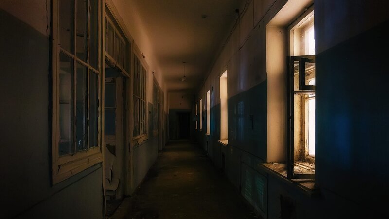 Dark creepy corridor of abandoned hospital at night. Horror concept. – Bild: TLC (DEUT)