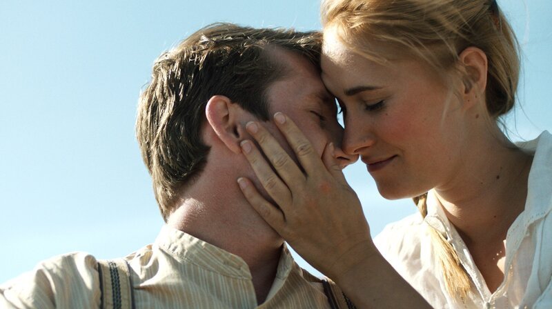 Esben (Sebastian Jessen) und Kirstine (Rosalinde Mynster). – Bild: NDR/​Tamtam Film