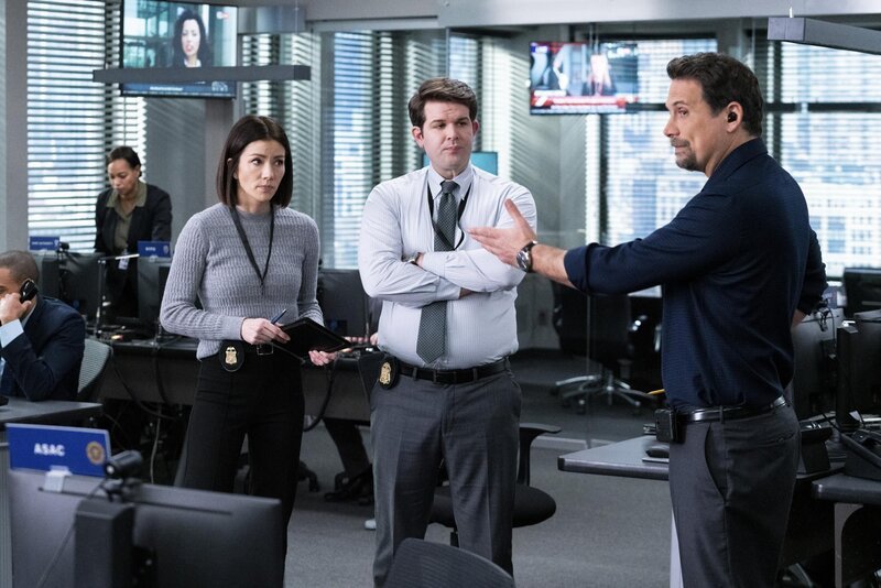 (v.l.n.r.) Analyst Elise Taylor (Vedette Lim); Analyst Kelly Moran (Taylor Anthony Miller); Assistant Special Agent in Charge Jubal Valentine (Jeremy Sisto) – Bild: David M. Russell