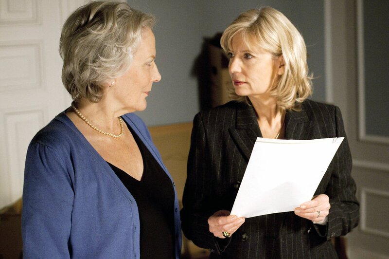Isabel von Brede (Sabine Postel, r.) versucht zu verhindern, dass das Wohnhaus ihrer Mutter Marion von Brede (Marie Anne Fliegel, l.) zwangsversteigert wird. – Bild: PLURIMEDIA (ARD /​ Georges Pauly)