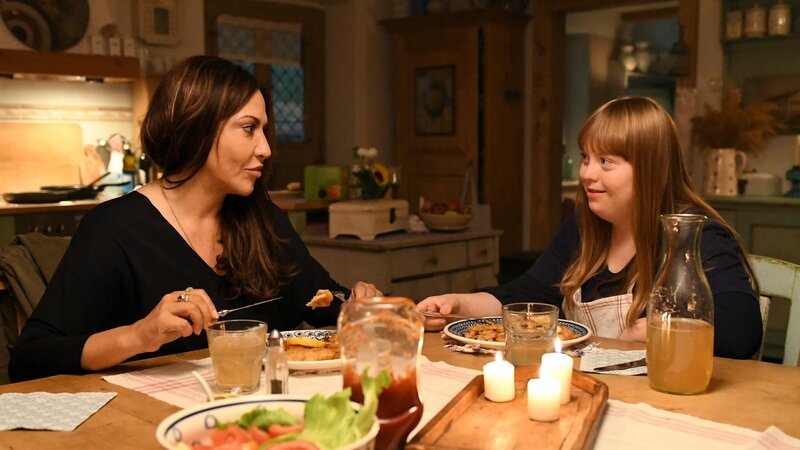 Mila (Luisa Wöllisch, r.) überrascht Katja (Simone Thomalla, l.) mit einem leckeren Abendessen. – Bild: ZDF