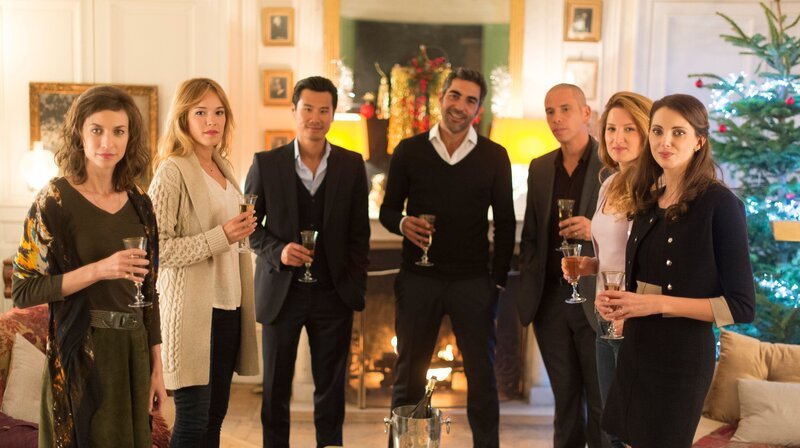 Vier Töchter und drei Schwiegersöhne (von links nach rechts): Ségolène (Émilie Caen), Laure (Élodie Fontan), Chao (Frédéric Chau), David (Ary Abittan), Rachid (Medi Sadoun), Isabelle (Frédérique Bel) und Odile (Julia Piaton). – Bild: ARD Degeto/Neue Visionen Filmverleih GmbH Vier Töchter und drei Schwiegersöhne (von links nach rechts): Ségolène (Émilie Caen), Laure (Élodie Fontan), Chao (Frédéric Chau), David (Ary Abittan), Rachid (Medi Sadoun), Isabelle (Frédérique Bel) und Odile (Julia Piaton). – Bild: ARD Degeto/Neue Visionen Filmverleih GmbH