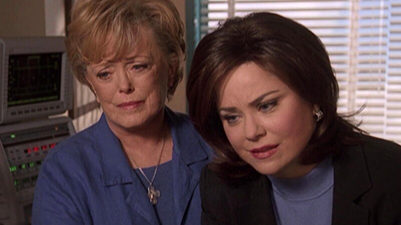 Mutter Lila (Rue McClanahan, l.) und Ehefrau Diana (Delta Burke) stehen an Joshuas Krankenbett. – Bild: CBS Studios International