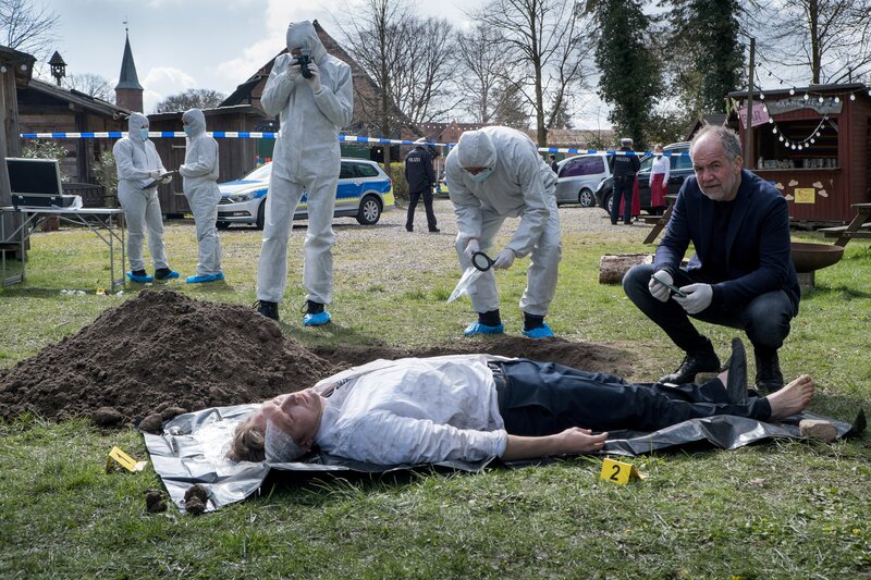 Oskar Schütz ist als Erster mit der Spurensicherung am Leichenfundort des Bräutigams Lars Tretschok. Wer hat den Leichnam in der Jauchegrube versenkt? – Bild: ZDF Enterprises GmbH