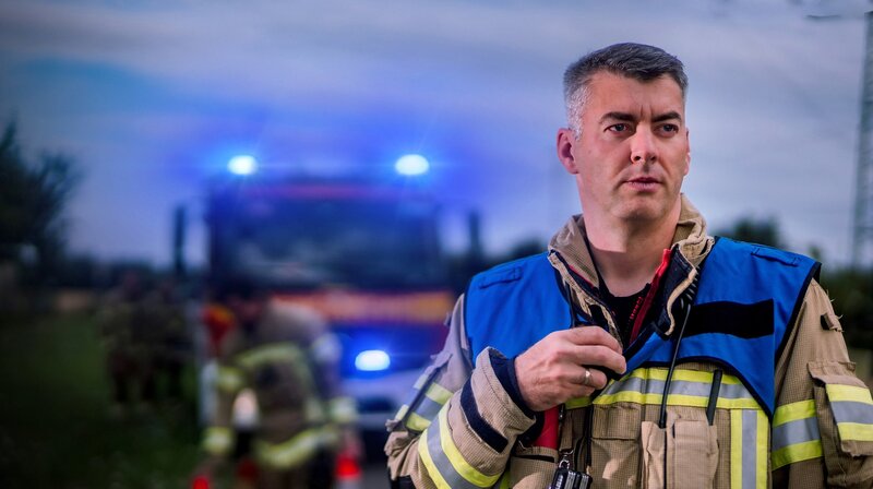 Motorradfahrer nach Unfall am Straßenrand eingeklemmt – Bild: SWR/​Sebastian Drolshagen