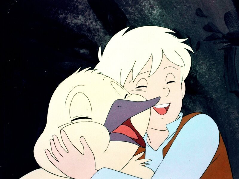 Überglücklich nimmt Nils das gerettete Gänsekind in den Arm. – Bild: ORF/​Apollo Filmverleih