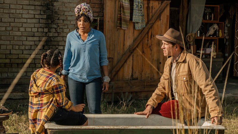 Krokodile sind das letzte, was Kira (Thandi Sebe, M.) auf der Farm gebrauchen kann, auch wenn sie im Moment noch in eine Badewanne passen. Nandi (Sohela Oliphant, l.) bettelt und Fritz (Guido Hammesfahr, r.) versucht zwischen den beiden Dickköpfen zu vermitteln. – Bild: Raquel Fernandes /​ ZDF