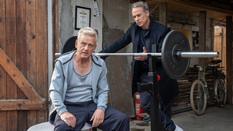 Ausgerechnet der Vater des Hauptverdächtigen ist Polizist. Thilo Neuenburg (Thomas Huber, l.) macht sich Sorgen um seinen Sohn. – Bild: ZDF und Uwe Frauendorf