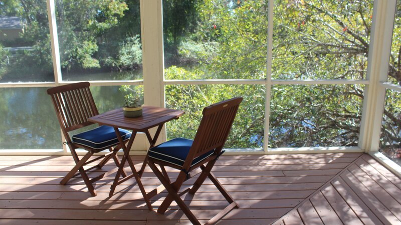The outdoor seating area of the Aqua Oasis home. – Bild: Scripps Networks, LLC. All Rights Reserved