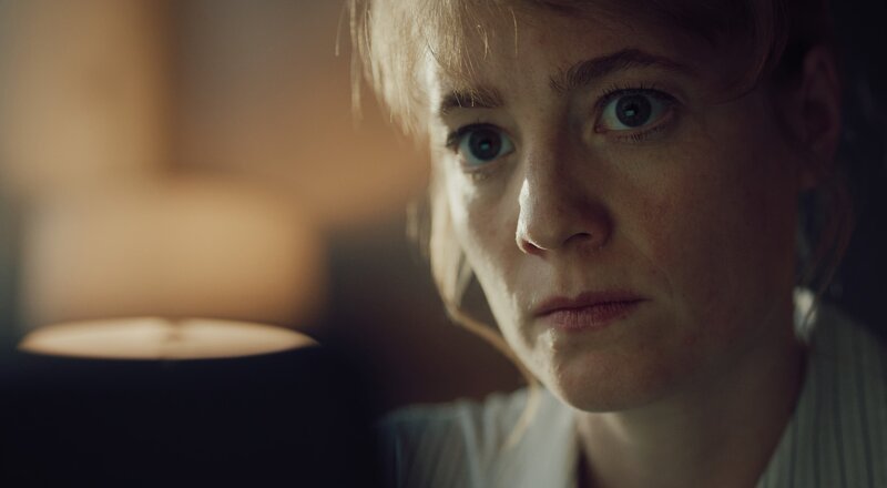 Eva Rolin (Leonie Benesch) ist die neue CEO von Thalamus in Frankfurt. Sie ist Nachfolgerin ihres genialen Großvaters Robert, einer Koryphäe auf dem Gebiet der Hirnforschung. Von einem Geheimprojekt will sie nichts wissen. – Bild: Gerd Schelfhout / ZDF Eva Rolin (Leonie Benesch) ist die neue CEO von Thalamus in Frankfurt. Sie ist Nachfolgerin ihres genialen Großvaters Robert, einer Koryphäe auf dem Gebiet der Hirnforschung. Von einem Geheimprojekt will sie nichts wissen. – Bild: Gerd Schelfhout / ZDF