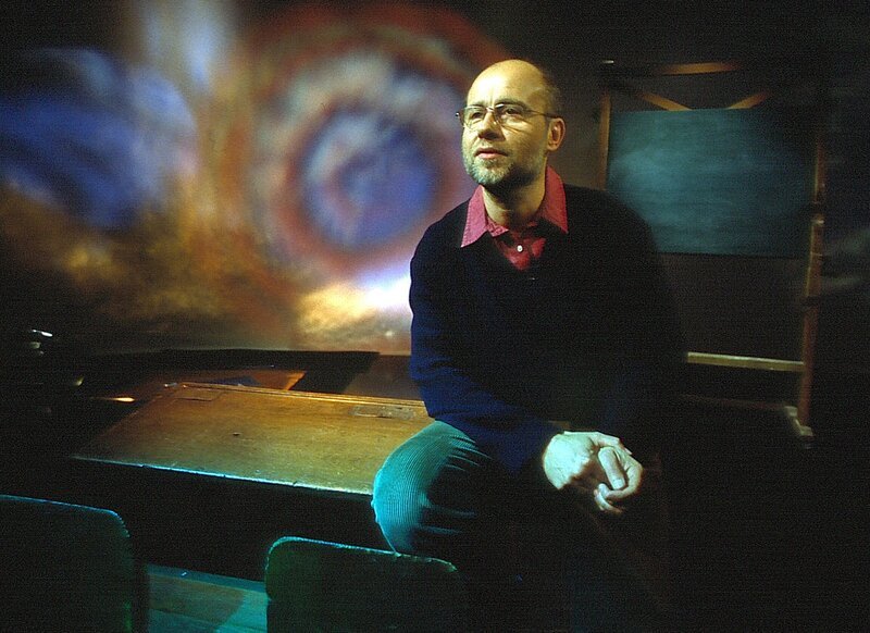 Prof. Lesch moderiert durch die Sendung. – Bild: BR/BRW Prof. Lesch moderiert durch die Sendung. – Bild: BR/BRW