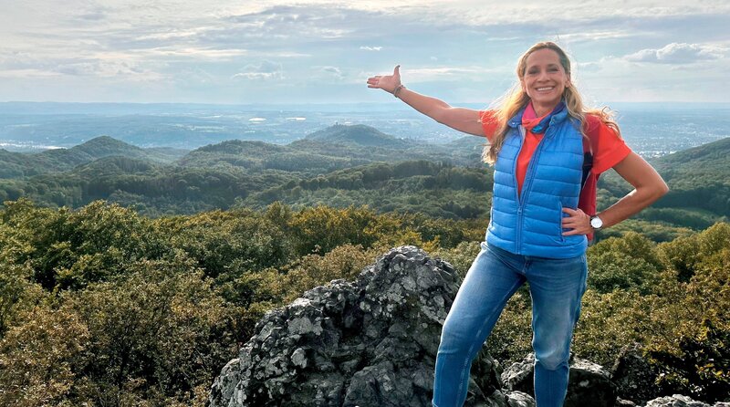 Wander-Abenteuerland, mitten in Nordrhein-Westfalen: Tamina Kallert entdeckt das Bergische Land. – Bild: WDR/​Michael Wieseler
