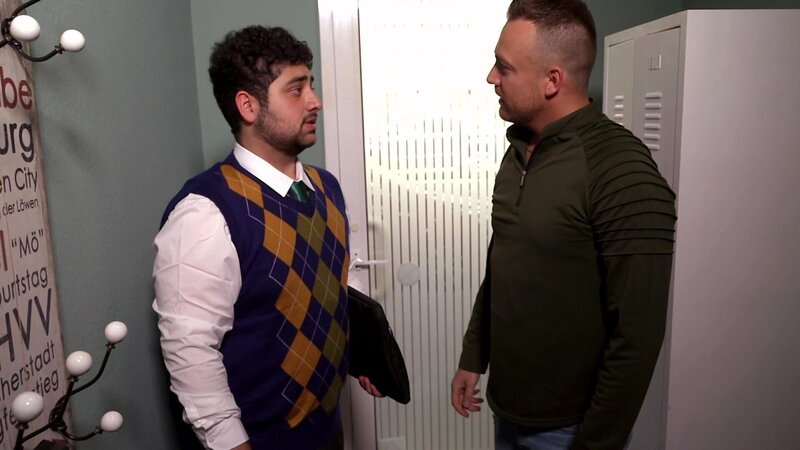 S06E11: Timur beginnt als neuer Nachhilfeschüler im DiNo und sorgt für Aufsehen im Lehrerkollegium. – Bild: RTLZWEI