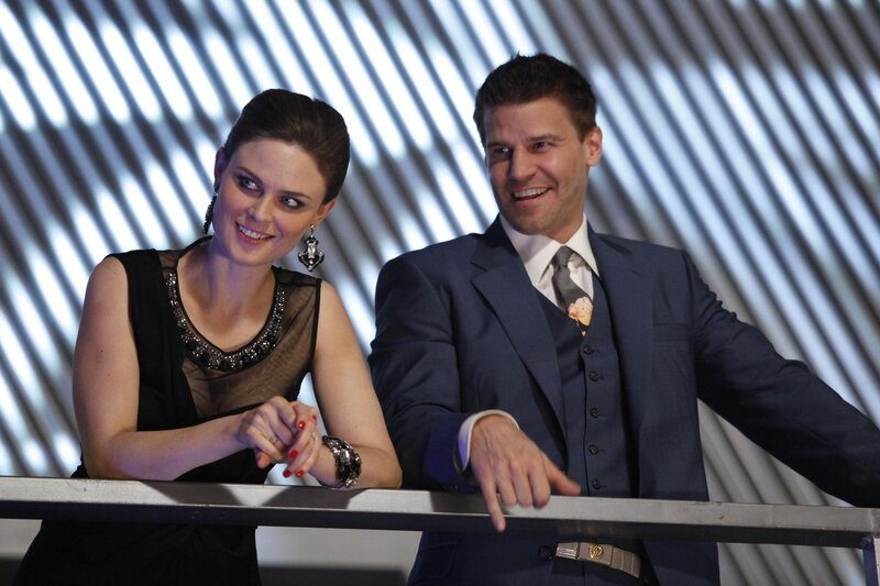 Dr. Brennan (Emily Deschanel, l.); Booth (David Boreanaz, r.) – Bild: Fox and its related entities /​ Greg Gayne
