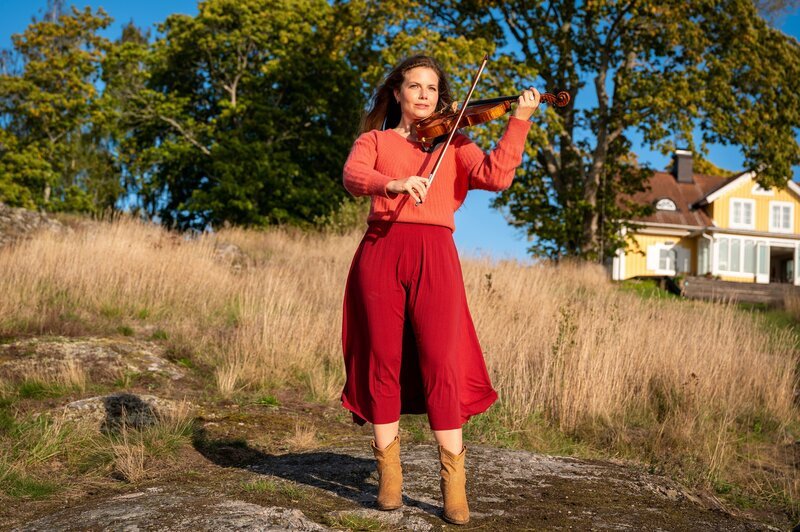 Clara (Leonie Rainer) spielt die Geige ihrer verstorbenen Mutter. – Bild: ORF/​ZDF/​Ralf Wilschewski