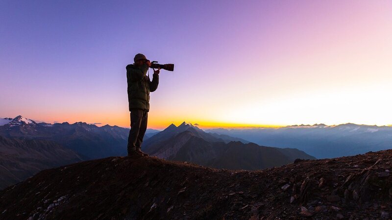 Lukas Schäfer – Naturfotograf & Lichtjäger auf der Schneespitze, Ahrental – Bild: Bergblick