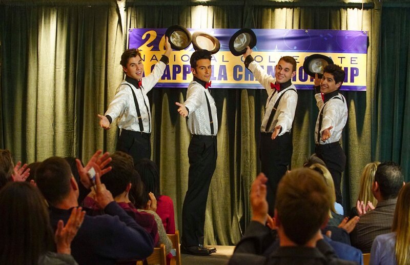 Verborgenes Talent: Agent James Aubrey (John Boyd, 2.v.l.) als Mitglied einer A-Cappela-Gruppe. Die Verwendung des sendungsbezogenen Materials ist nur mit dem Hinweis und Verlinkung auf TVNOW gestattet. – Bild: TVNOW /​ FOX