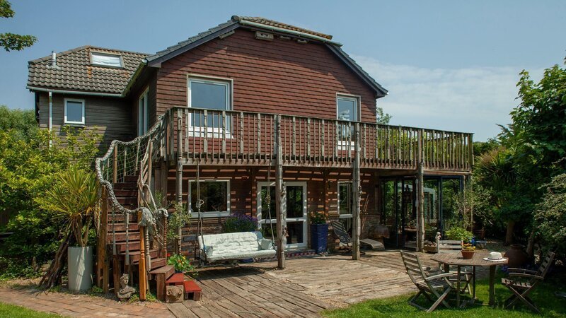 Holzverkleidetes Haus mit Panoramablick – Bild: RTL /​ Malgosia Lonsdale Photography /​ Das erste Haus