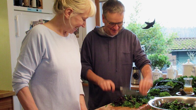 Zu Tisch Oldenburger Land – Deutschland Susanne Bruns und Peter Kluin kochen ein veganes Grünkohlgericht. – Bild: SRF/​Berlin Producers Media/​Gero von Marientreu