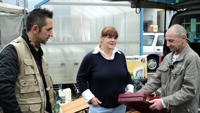 Trödelprofi Mauro (li.) muß zwischen Uwe und seiner Schwester Petra vermitteln.. – Bild: RTL II